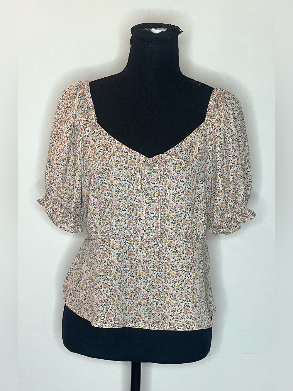 Sienna Sky- Cream Floral Tie-Front Puff Sleeve Blouse Size L